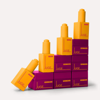 Toren van JUGE Serum en Face Cream verpakkingen in pyramidevorm