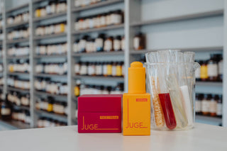 JUGE Face Cream en Serum langs proefbuizen met ingrediënten in het laboratorium
