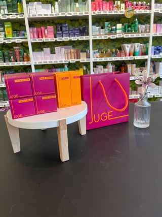 JUGE aanbod en giftbag op de toonbank van een apotheek