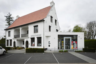 Voorgevel en parking van Apotheek Boeckmans in Genk (Winterslag)