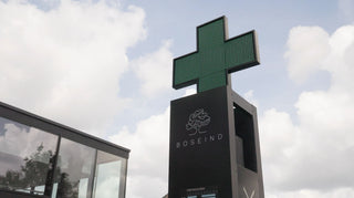 Close-up van groen apothekerskruis (LED) van Apotheek Boseind in Pelt