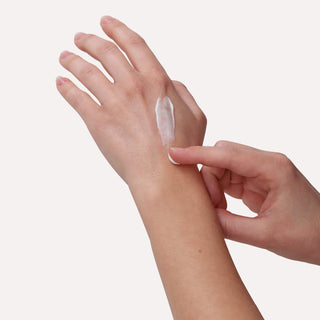 Face Cream uitgesmeerd op handrug