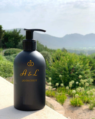 Black bottle with pump and 'A&L' branding against a natural background