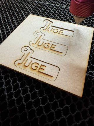 JUGE sleutelhangers worden uit hout gesneden onder lasercutter