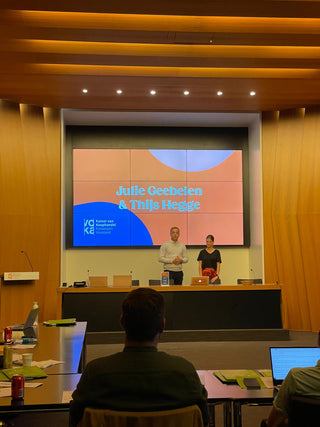 Julie en Thijs geven presentatie in auditorium van Voka Antwerpen